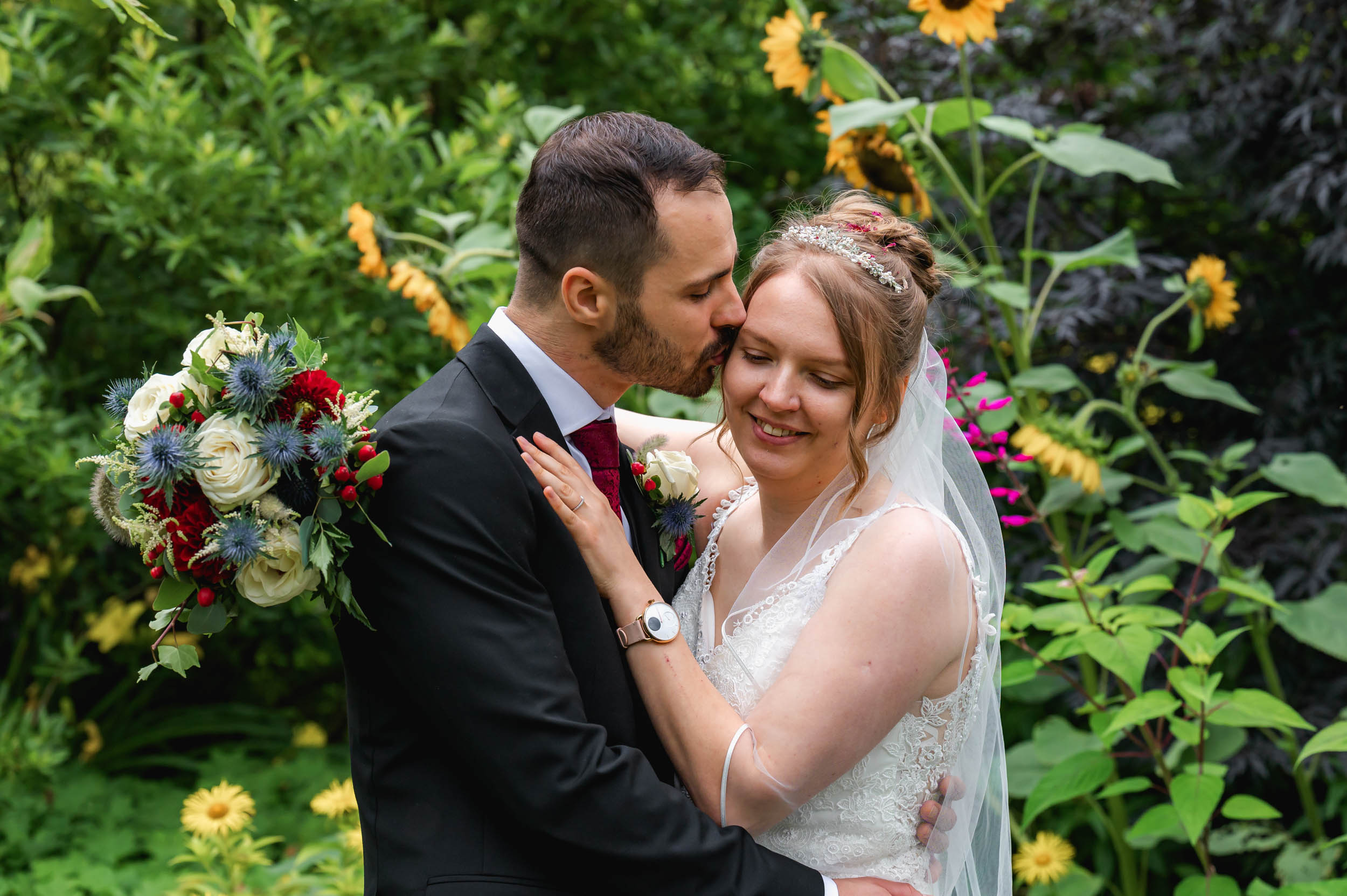 Barnsdale Gardens wedding ceremony – Leanne & Rafal